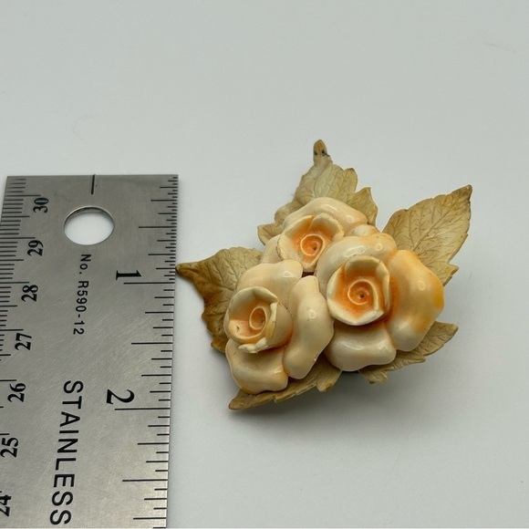 Vintage Beige Cream Textured Roses with Leaves Brooch Statement Unique Rare - Picture 5 of 5
